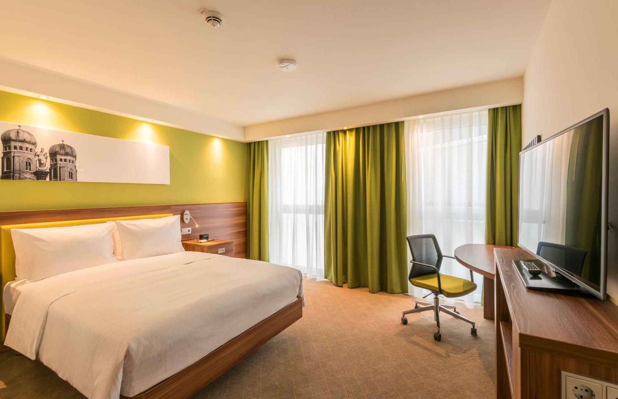 Hotel Hampton By Hilton West 3*