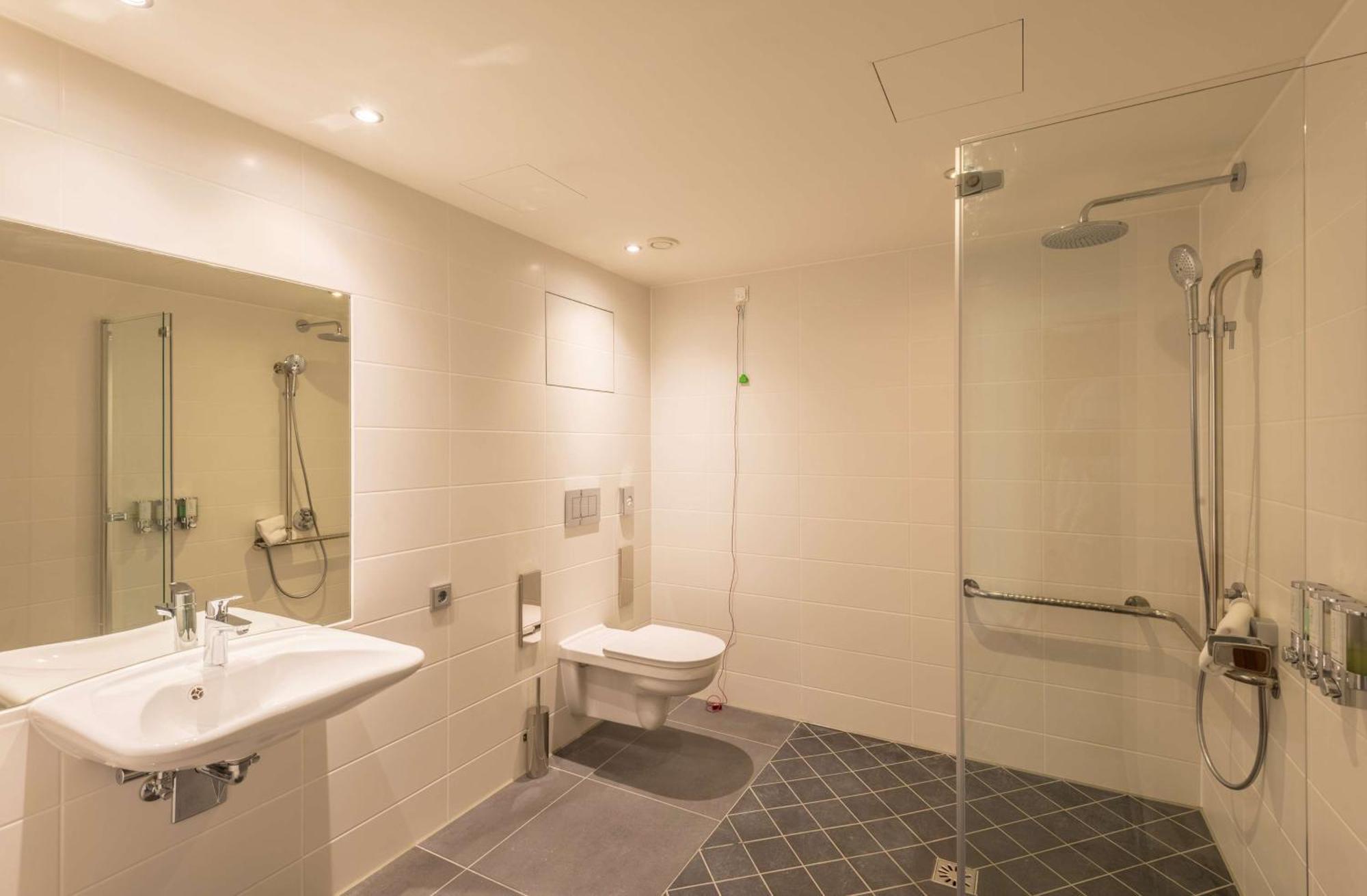 Hampton By Hilton West 3* München