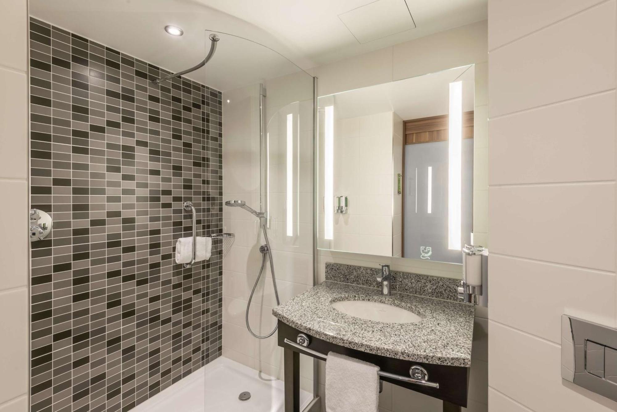 Hotel Hampton By Hilton West