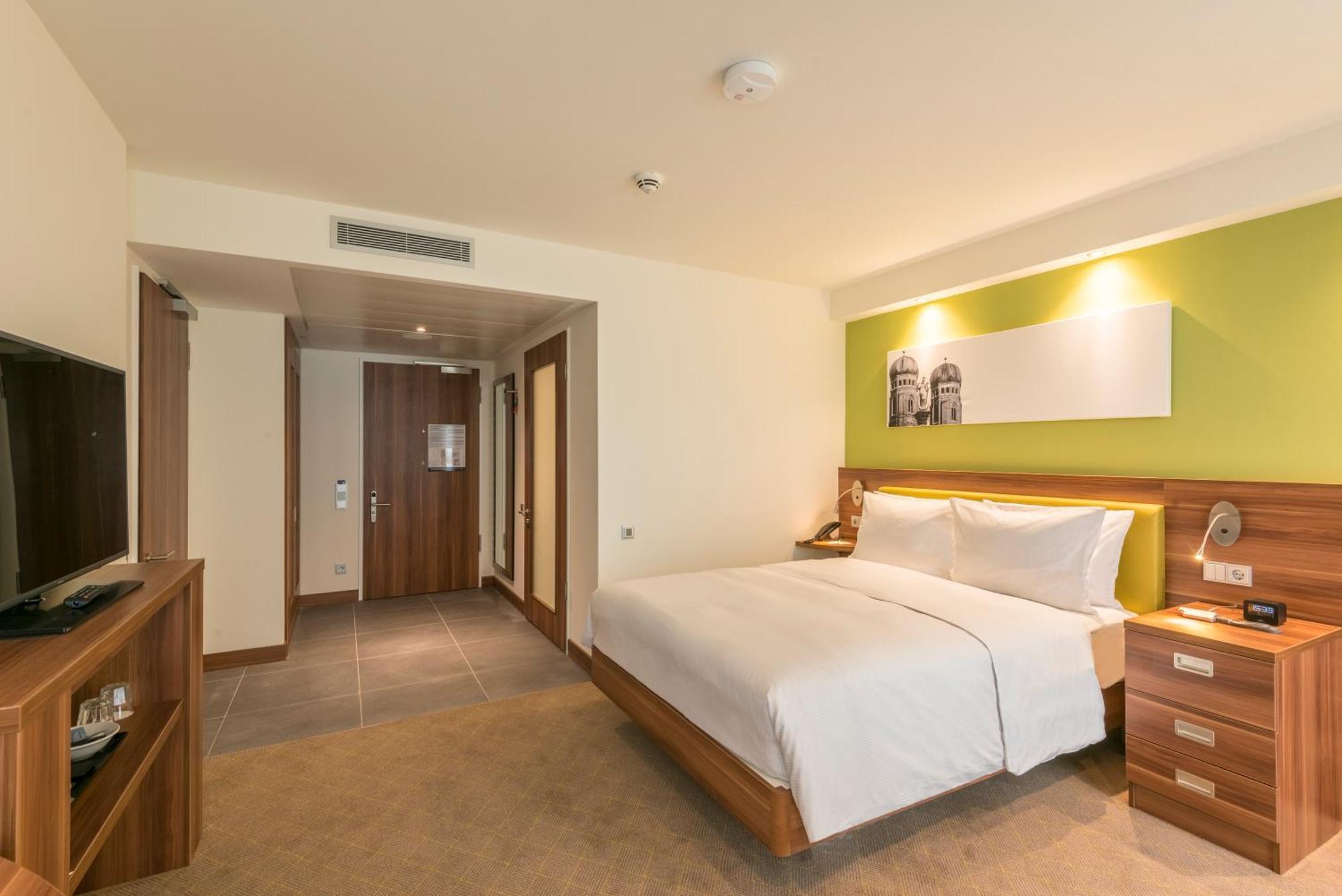 Hampton By Hilton West 3* München